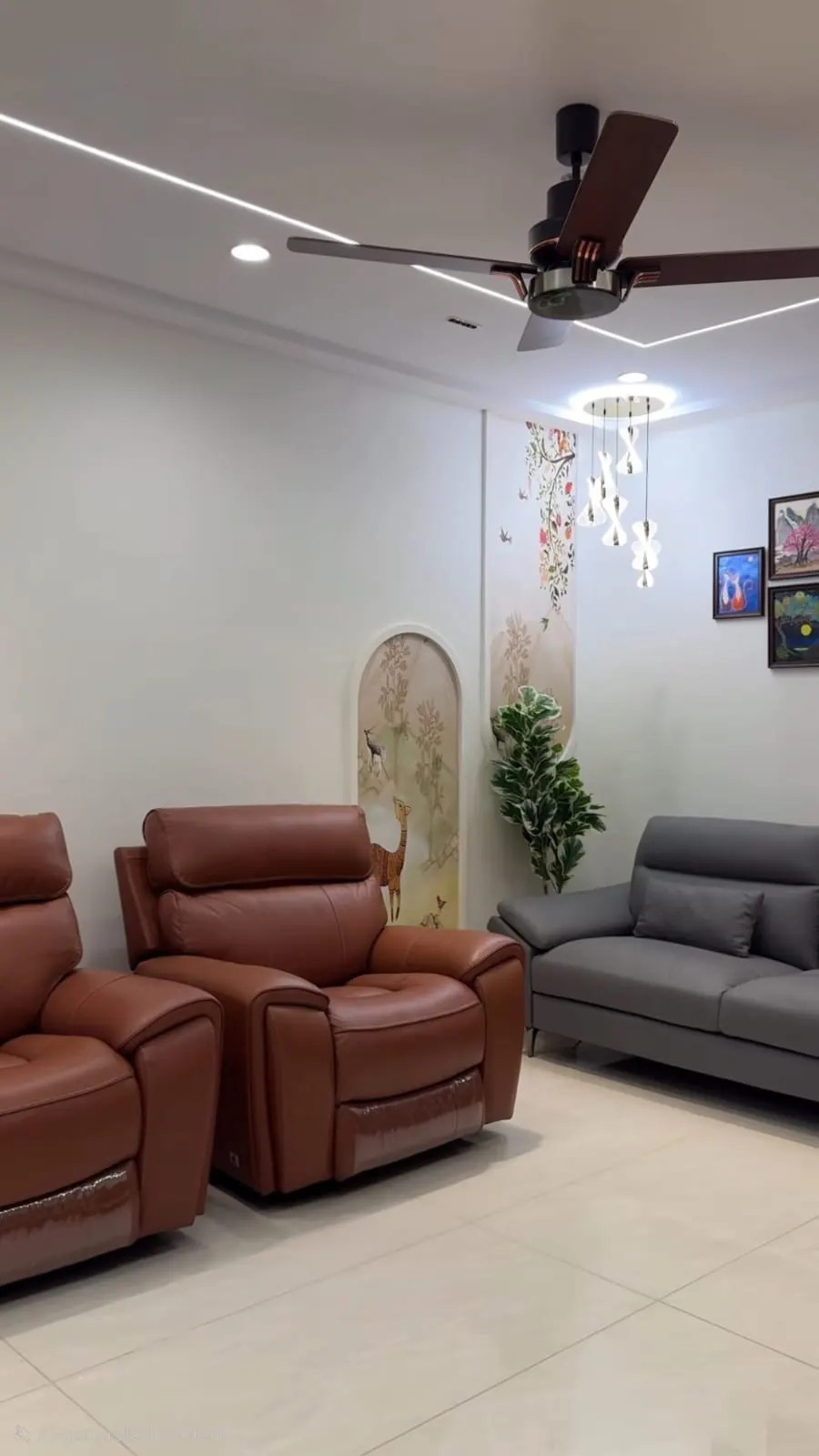 Living room with a false ceiling, recessed lights and a pendant light over the seating